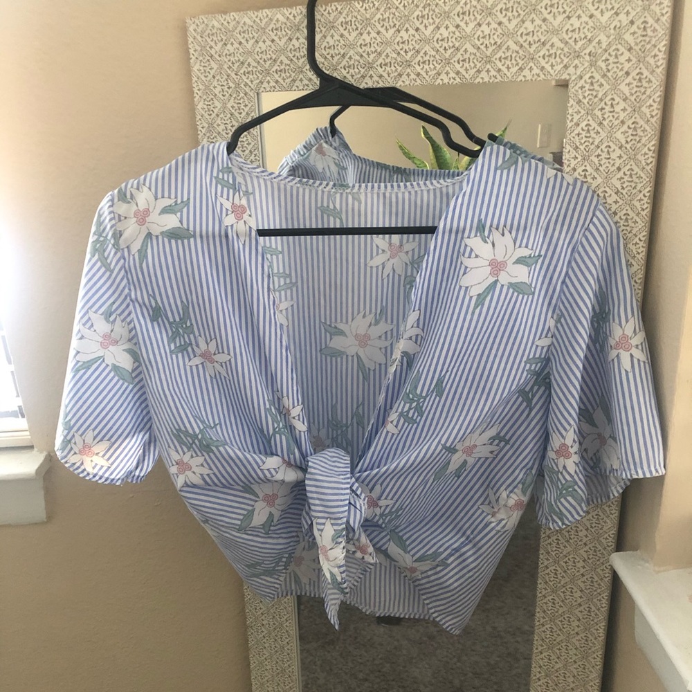 Crop Top Blouse 🌼 - Picture 5 of 6